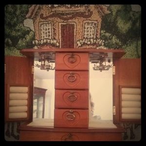 Wooden jewelry box